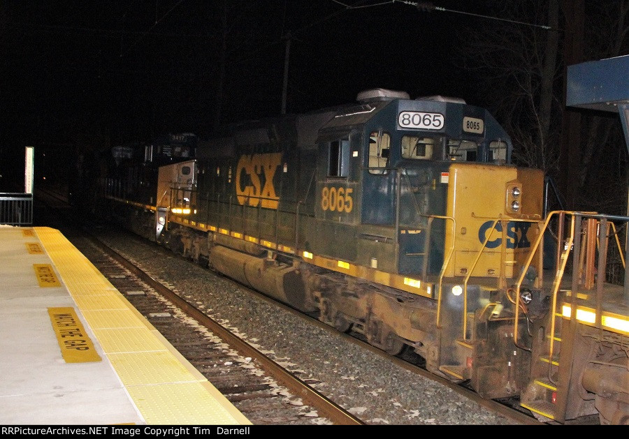 CSX 8065 on Q190